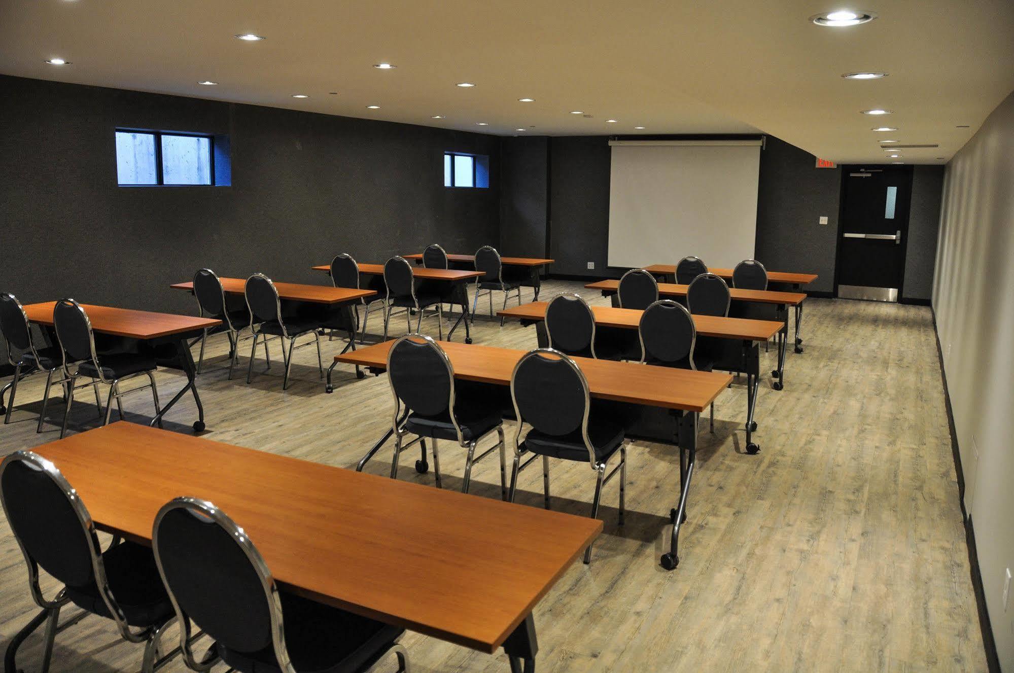 Residence & Conference Centre - Kitchener-Waterloo Екстериор снимка